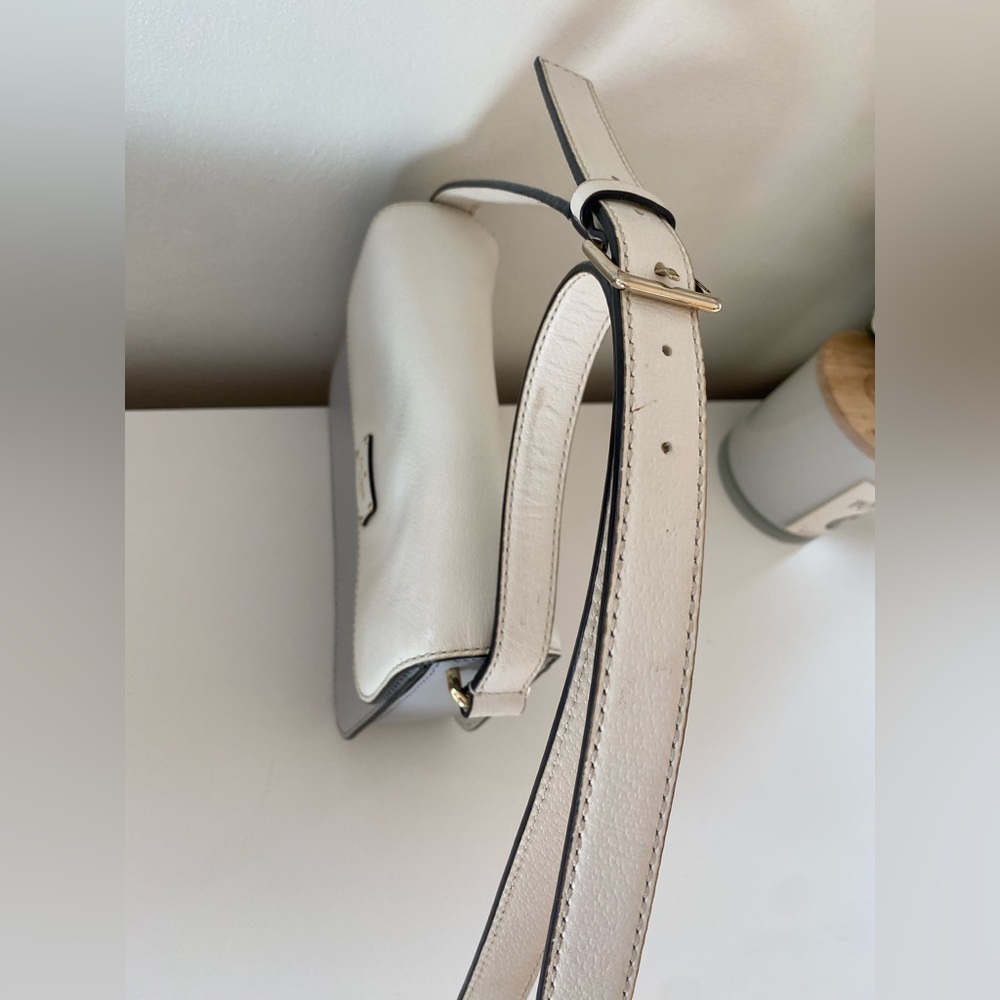 Kate Spade Spacious Crossbody Bag 🩶🤍 - Picture 3 of 7